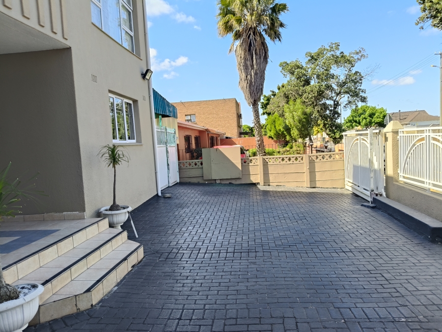 5 Bedroom Property for Sale in Cravenby Western Cape